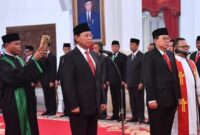 Presiden Joko Widodo resmi melantik Djan Faridz dan Gandi Sulistiyanto Soeherman sebagai anggota Dewan Pertimbangan Presiden (Wantimpres). (Dok. Presidenri.go.id) 