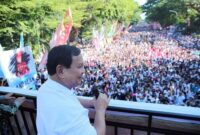 Menteri Pertahanan Prabowo Subianto melepas keberangkatan peserta jalan santai 'Anti Mager' yang digelar di Makassar, Minggu, 6 Agustus 2023. (Dok. Tim Media Prabowo Subainto)