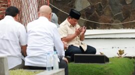 Capres nomor urut 2, Prabowo Subianto berziarah ke makam sang ayah, Soemitro Djojohadikoesoemo di TPU Karet Bivak. (Dok. Tim Media Prabowo)
