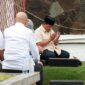 Capres nomor urut 2, Prabowo Subianto berziarah ke makam sang ayah, Soemitro Djojohadikoesoemo di TPU Karet Bivak. (Dok. Tim Media Prabowo)
