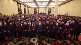 Ketua Yayasan Pendidikan Kebangsaan Republik Indonesia, Prabowo Subianto menghadiri wisuda sarjana Universitas Kebangsaan Republik Indonesia (UKRI). (Dok. Tim Media Prabowo)