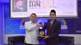 Komisioner BNSP, Amilin, menjadi Narasumber Dalam Seminar Ilmiah, Peringati Dies Natalis Polindra ke-16 di gedung Student Center kampus Politeknik Negeri Indramayu (Polindra) pada hari Senin, 8 Juli 2024. (Doc.Ist)