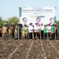 Kepala Badan Pangan Nasional (Bapanas) Arief Prasetyo Adi ikut dalam ‘Gerakan Tanam Jagung’. (Dok. Tim Komunikasi Bapanas)