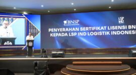 Foto : Ketua BNSP, Syamsi Hari, menyerahkan Sertifikat Lisensi kepada LSP IND Logistik Indonesia  di Bandung, 14 Agustus 2024, sekaligus menandai pengesahan resmi LSP dalam bidang Pos dan Logistik, didukung oleh PT Pos Indonesia dan ASPERINDO. (Doc.Ist)