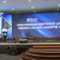 Foto : Ketua BNSP, Syamsi Hari, menyerahkan Sertifikat Lisensi kepada LSP IND Logistik Indonesia  di Bandung, 14 Agustus 2024, sekaligus menandai pengesahan resmi LSP dalam bidang Pos dan Logistik, didukung oleh PT Pos Indonesia dan ASPERINDO. (Doc.Ist)